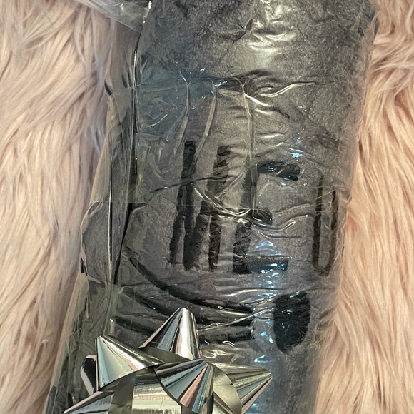 Brand new MEOW plushy comfy cozy lounge set. 🐱 GREY!✨ - Picture 7 of 14